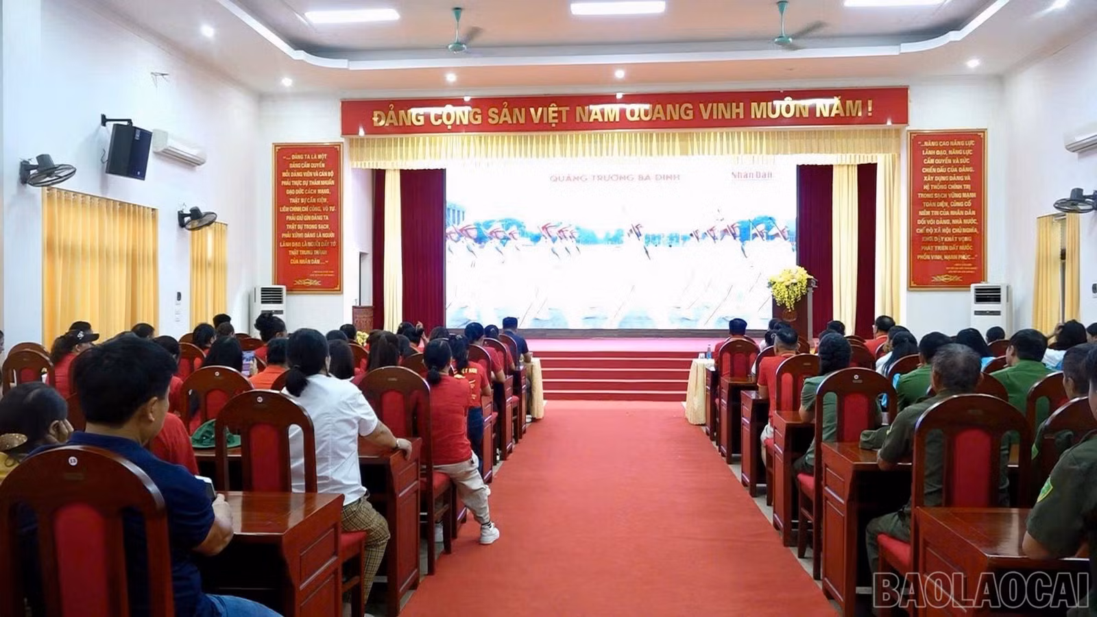 Các đại biểu dự chương trình tại hội trường.