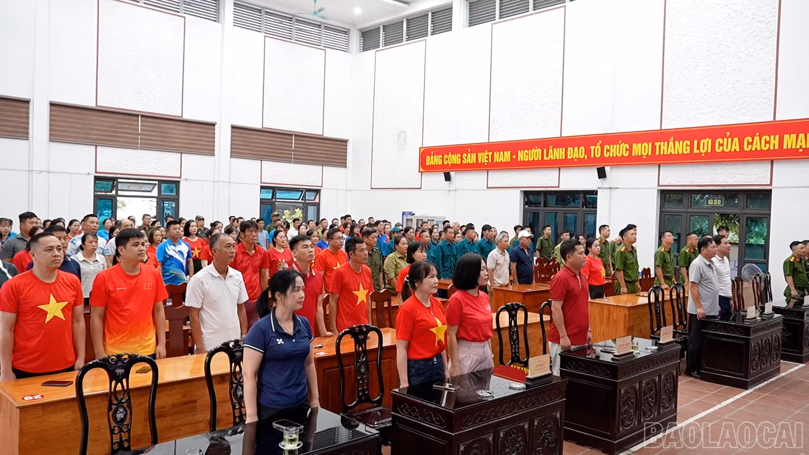 baolaocai-br_chuong-trinh-di-bo-cung-viet-nam-tien-buoc-chao-mung-ky-niem-81-nam-cach-mang-thang-tam-quoc-khanh-29-va-ngay-truyen-thong-cong-an-nhan-dan-viet-nam-2.jpg