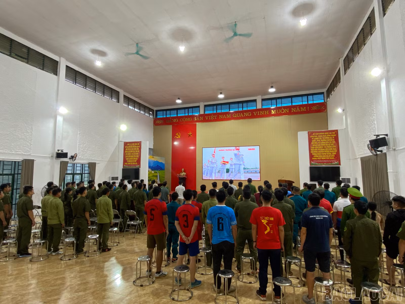 baolaocai-br_cac-dong-chi-lanh-dao-dang-uy-hdnd-uy-ban-nhan-dan-can-bo-cong-chuc-vien-chuc-hoc-sinh-va-nhan-dan-tren-dia-ban-xa-tham-du-chuong-trinh-di-bo-cung-viet-nam-tien-buoc-nam-2026-3.jpg