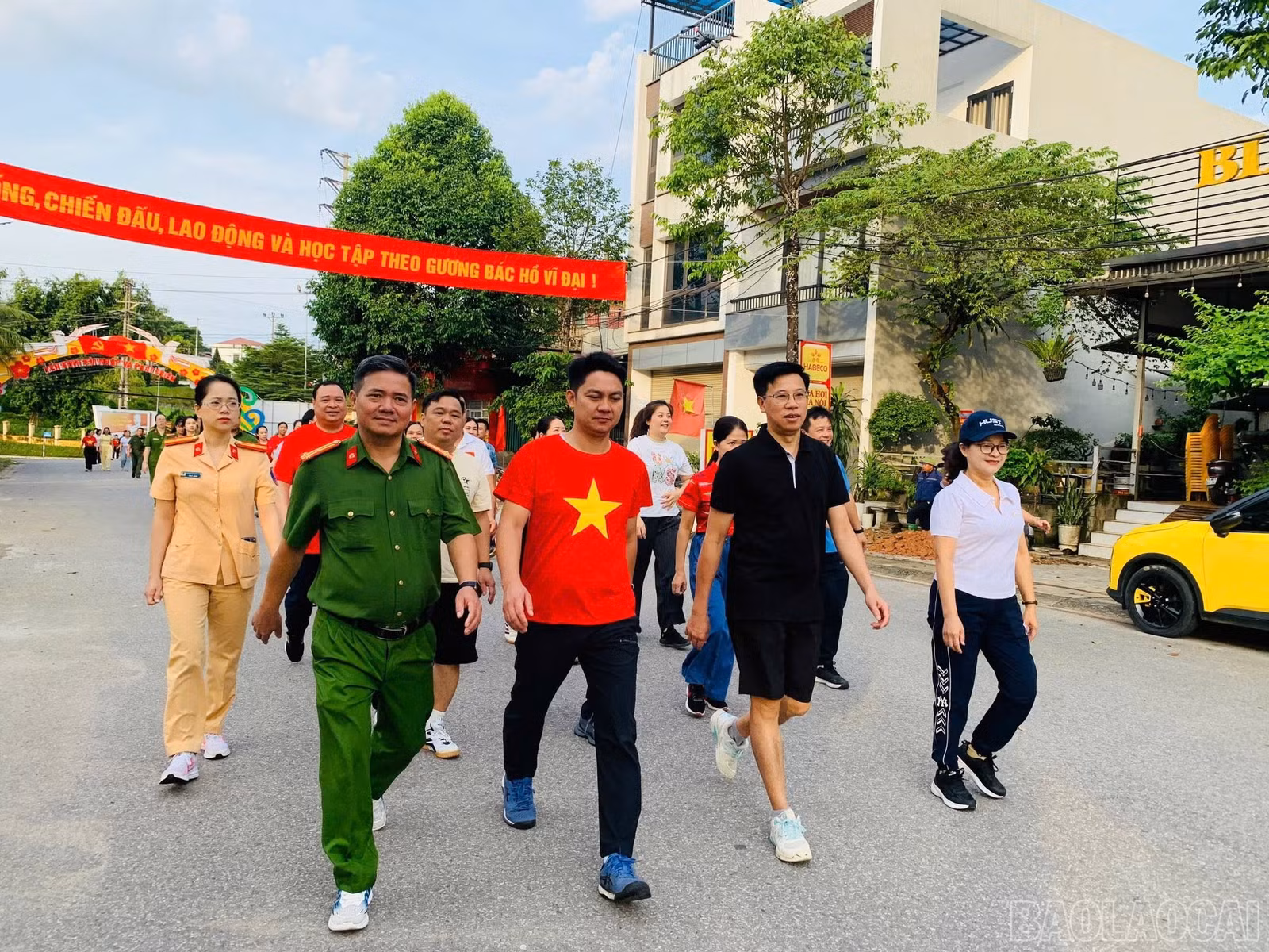 baolaocai-br_cac-dong-chi-lanh-dao-xa-yen-binh-cung-can-bo-cong-chuc-vien-chuc-va-nhan-dan-tham-gia-di-bo.jpg