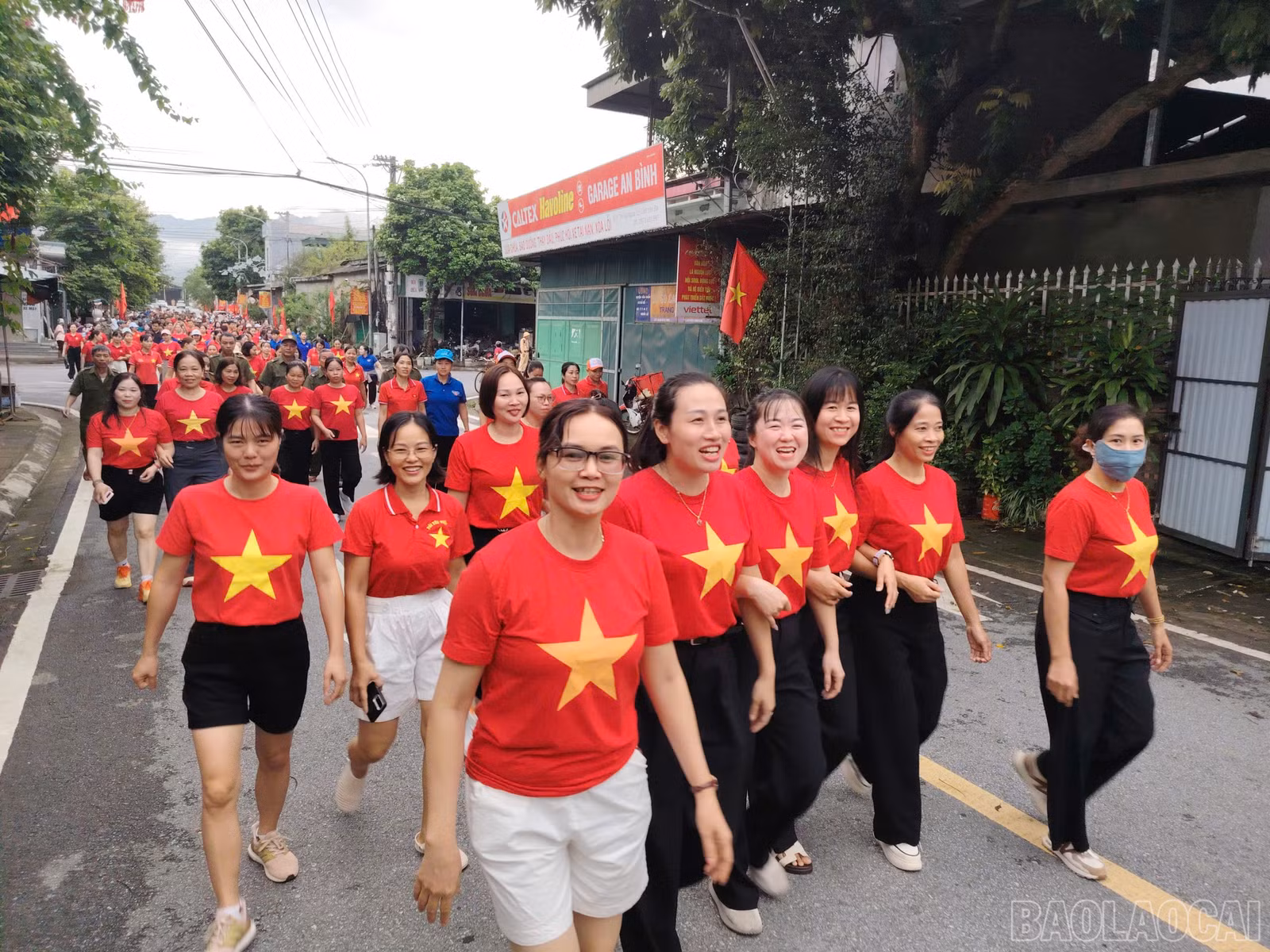 baolaocai-br_gan-500-can-bo-luc-luong-vu-trang-doan-vien-hoi-vien-va-nhan-dan-phuong-trung-tam-tham-gia-di-bo-dong-hanh.jpg