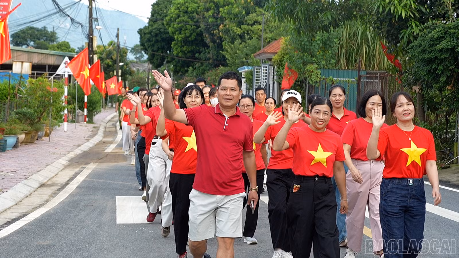 baolaocai-br_gan-500-can-bo-cong-chuc-vien-chuc-luc-luong-vu-trang-doan-vien-thanh-nien-va-nhan-dan-xa-tang-loong-tham-gia-chuong-trinh-cung-viet-nam-tien-buoc-2.jpg