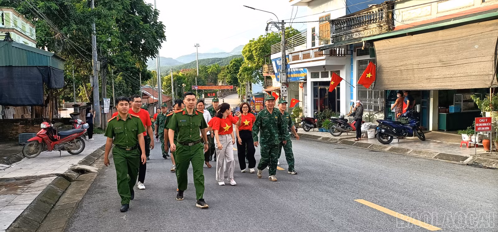 baolaocai-br_7-dai-bieu-xa-trinh-tuong-tham-gia-di-bo-cung-viet-nam-tien-buoc.jpg