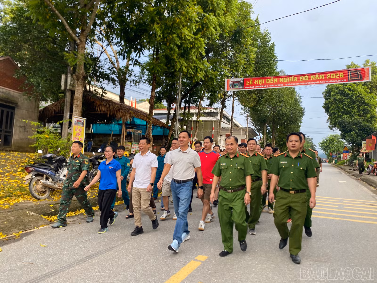 baolaocai-br_ngay-sau-hieu-lenh-phat-dong-hon-300-nguoi-tham-gia-da-dong-loat-xuat-phat-thuc-hien-lo-trinh-di-bo-voi-cu-ly-2-km-4.jpg