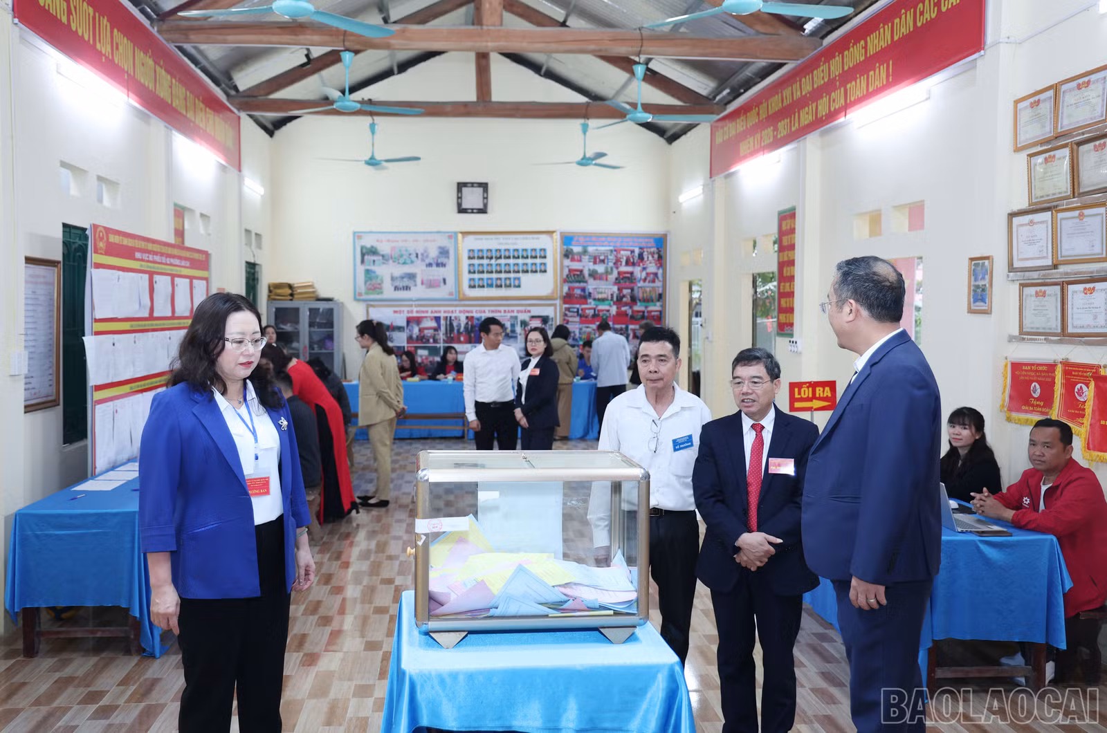 Đồng chí Phó Bí thư Tỉnh ủy Giàng Thị Dung kiểm tra công tác bầu cử tại một số khu vực bỏ phiếu của phường Lào Cai.