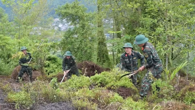 Đội tìm kiếm, quy tập hài cốt liệt sĩ, Bộ Chỉ huy Quân sự tỉnh Lào Cai thực hiện nhiệm vụ tại xã biên giới Bát Xát. (Ảnh: CÔNG HẢI)
