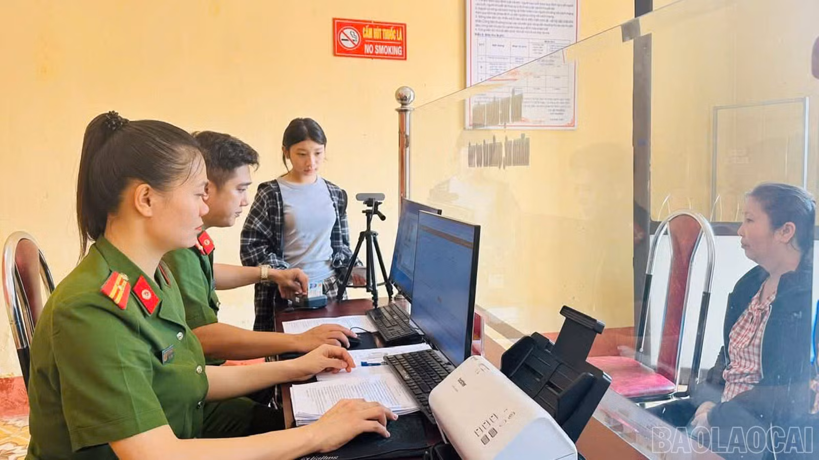 Cán bộ Công an xã tiếp nhận hồ sơ cấp tài khoản định danh điện tử cho người dân.