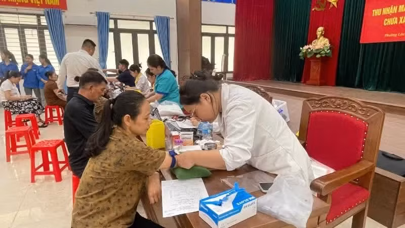 Lực lượng chức năng lấy mẫu ADN phục vụ công tác xác định danh tính liệt sĩ. (Ảnh: CÔNG HẢI)