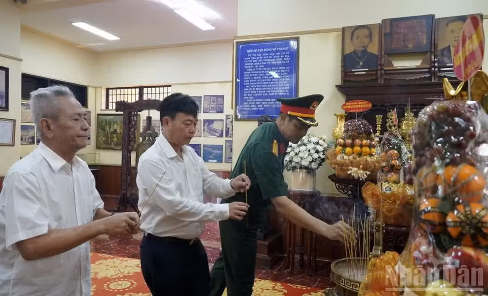 Quân và dân đến thắp hương tưởng nhớ, tri ân Anh hùng liệt sĩ Võ Thị Sáu sáng 19/7. (Ảnh: Lê Đình Thìn)