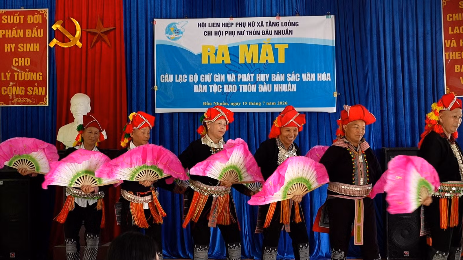 cac-thanh-vien-cau-lac-bo-bieu-dien-cac-dieu-mua-tuyen-thong.jpg