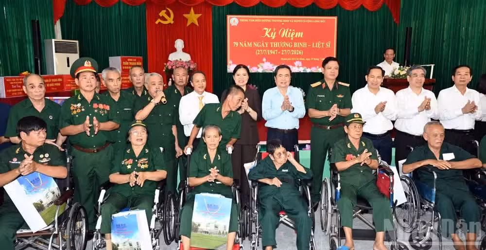 Chủ tịch Quốc hội Trần Thanh Mẫn tặng quà, hỏi thăm các thương binh, bệnh binh. (Ảnh: Lê Đình Thìn)