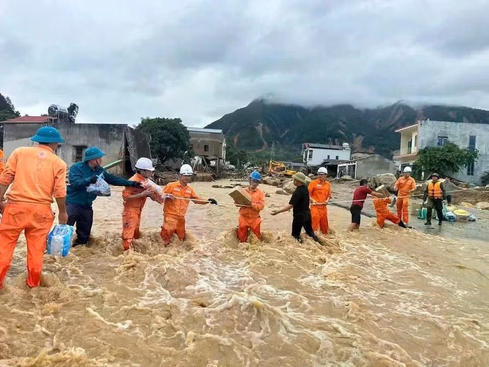 Các đơn vị điện lực tham gia khắc phục hậu quả mưa lũ tại xã Mường Than, ngày 18-7. Ảnh: ĐIỆN LỰC TỈNH LAI CHÂU