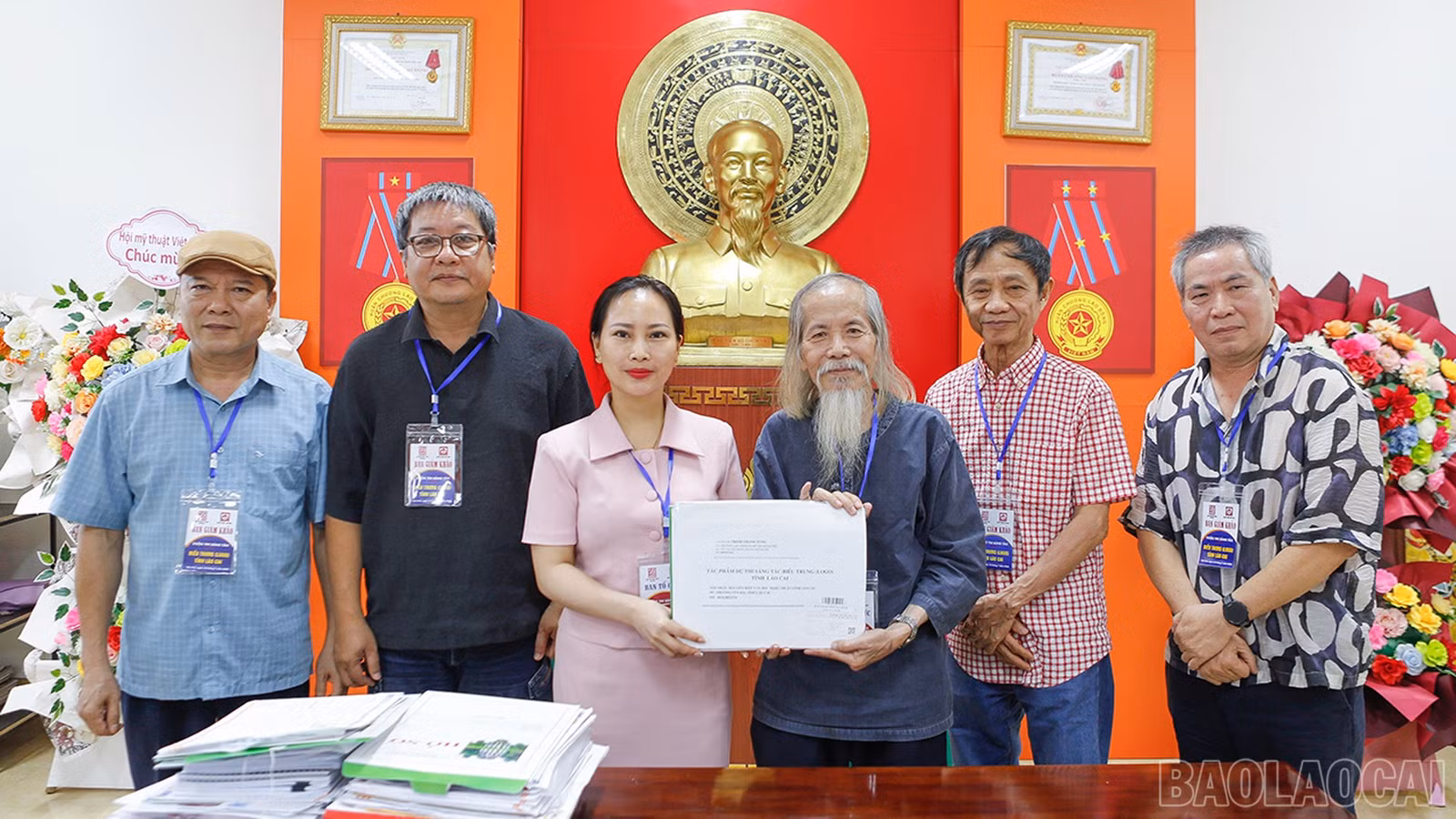 Nhà văn Nguyễn Thị Ngọc Yến - Chủ tịch Hội Liên hiệp VHNT tỉnh, Phó Trưởng Ban Tổ chức trao các tác phẩm tham dự cuộc thi cho hội đồng giám khảo.