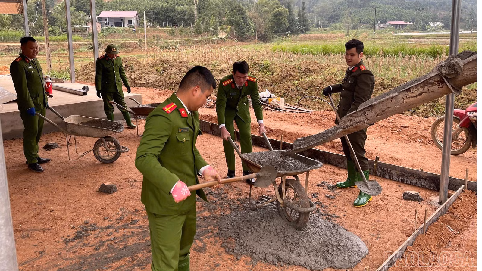 baolaocai-br_thuc-chien-dich-quang-trung-giup-nguoi-dan-xay-dung-nha-cua.jpg