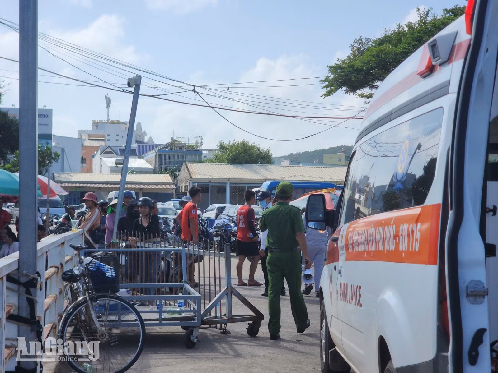 Lực lượng chức năng đang huy động tối đa lực lượng, phương tiện cho công tác cứu hộ, cứu nạn vụ lật ca nô ở Phú Quốc. Ảnh: TRẦN LĨNH