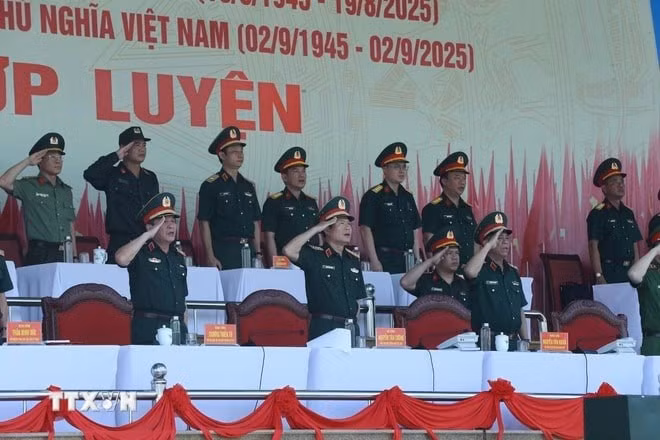 Đại tướng Nguyễn Tân Cương, Ủy viên Trung ương Đảng, Tổng Tham mưu trưởng Quân đội nhân dân Việt Nam, Thứ trưởng Bộ Quốc phòng dự và chỉ đạo tổng hợp luyện.