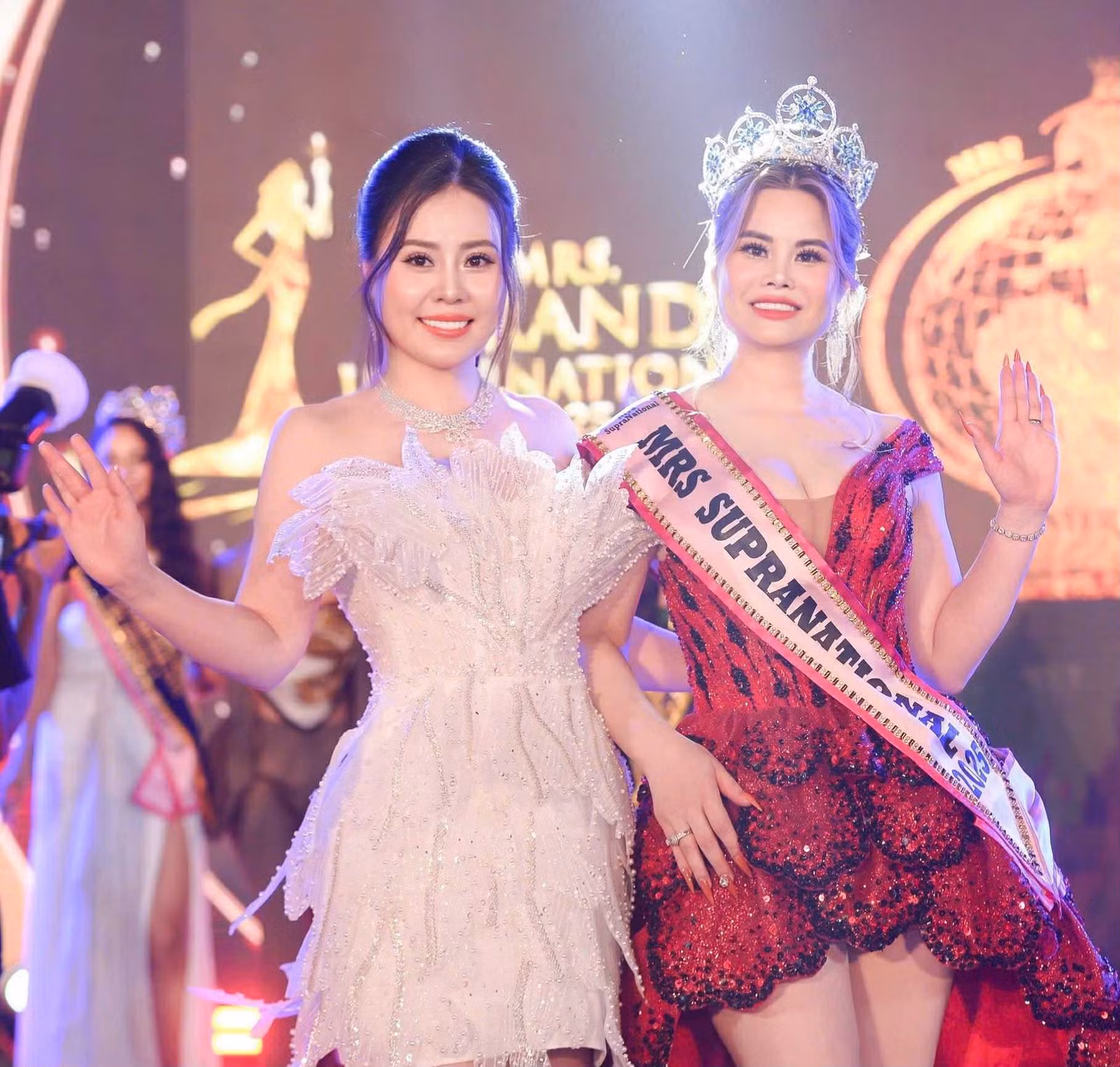 Hoa hậu Nguyễn Thị Huyên (bên phải) và Hoa hậu Quý bà Hòa bình quốc tế 2022 Phan Kim Oanh.