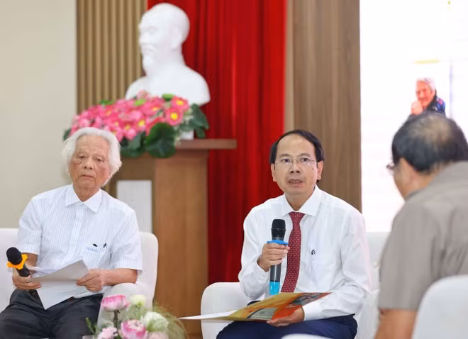 Phó giáo sư, Tiến sỹ Nguyễn Văn Tùng, Phó Tổng biên tập Nhà xuất bản Giáo dục Việt Nam giao lưu với các tác giả và khách mời.
