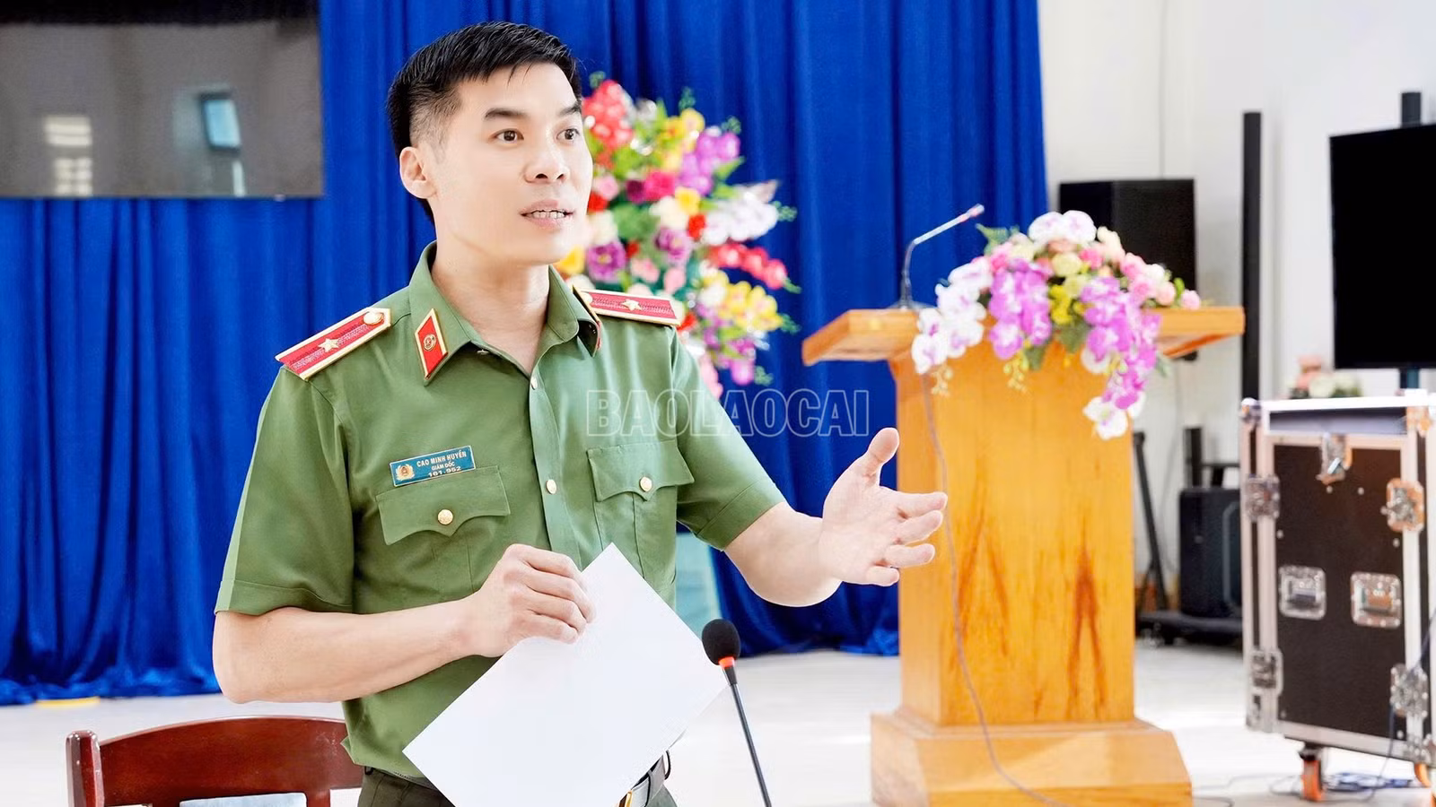 Đồng chí Thiếu tướng Cao Minh Huyền, Ủy viên Ban Thường vụ Tỉnh ủy, Bí thư Đảng ủy, Giám đốc Công an tỉnh phát biểu tại cuộc họp.