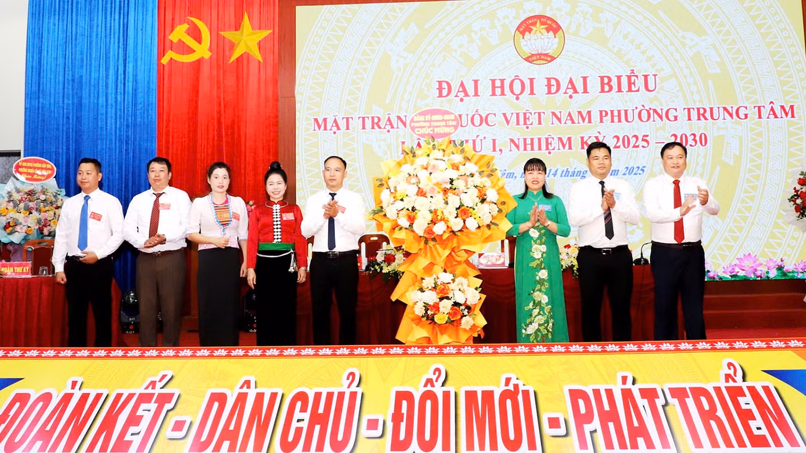 Các đồng chí lãnh đạo Đảng ủy phường tặng hoa chúc mừng đại hội.