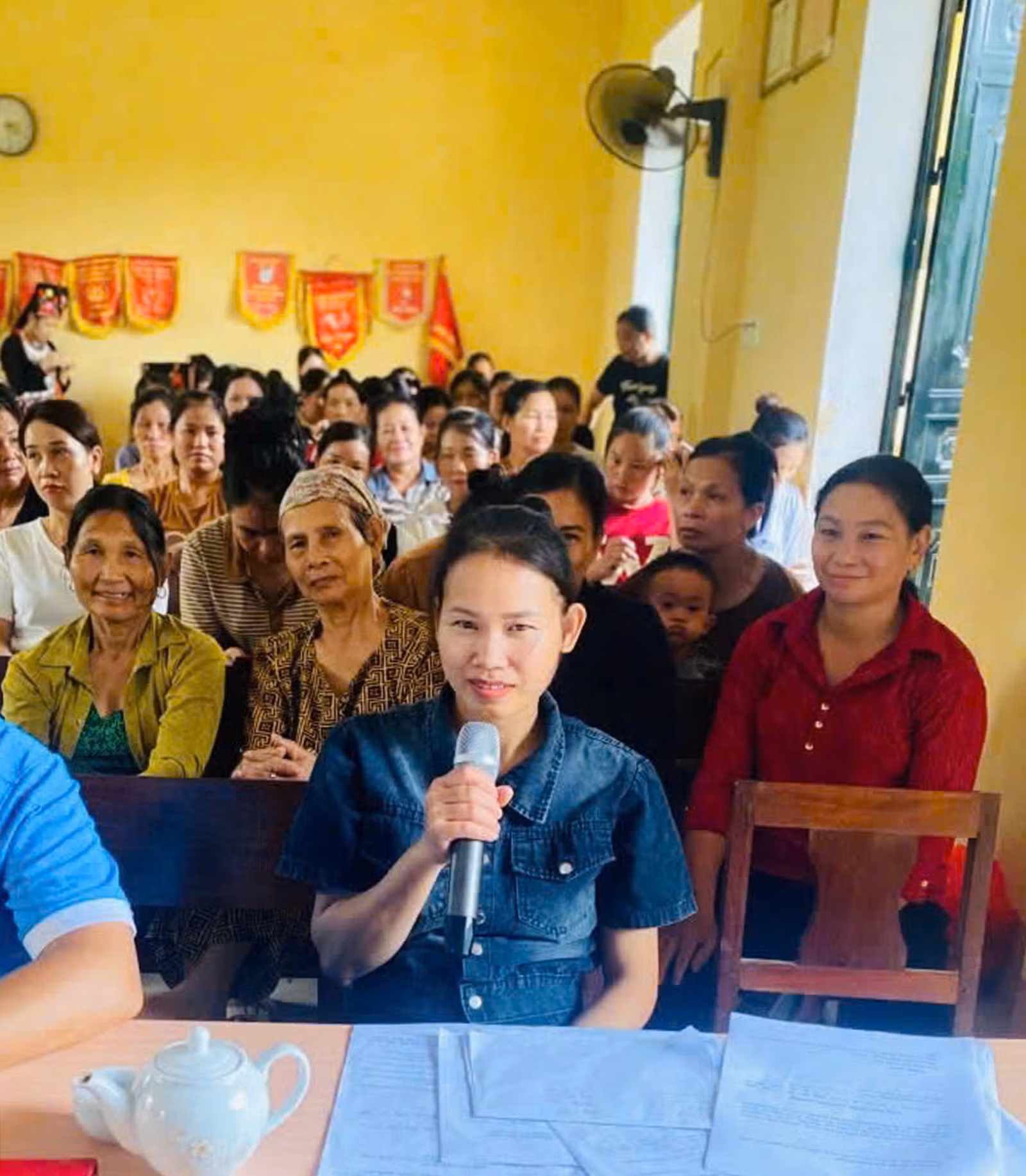 Phụ nữ tham gia hoạt động tuyên truyền của tổ truyền thông cộng đồng thôn Làng Câu, xã Tân Hợp.