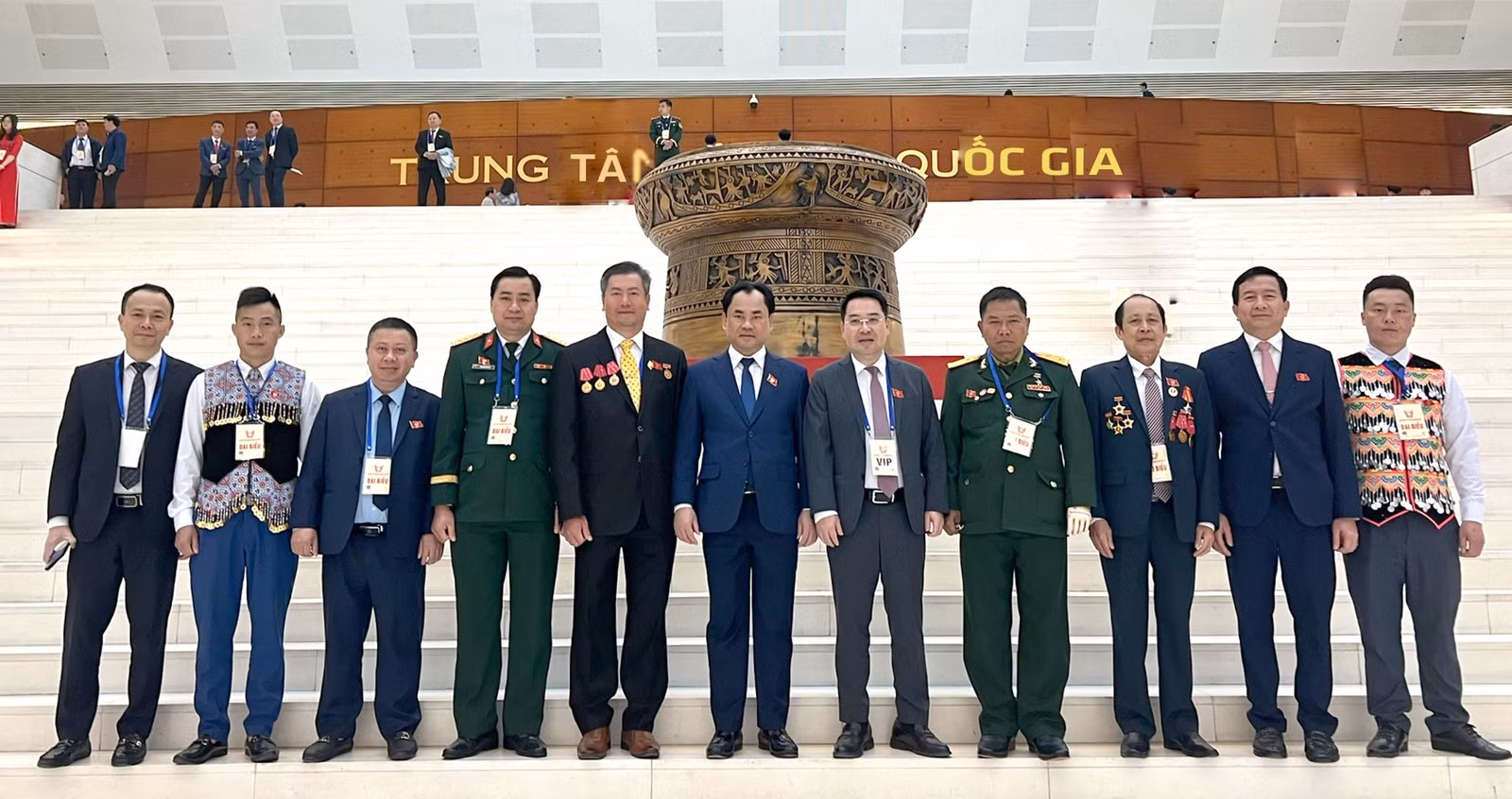 26-12onghung.jpg