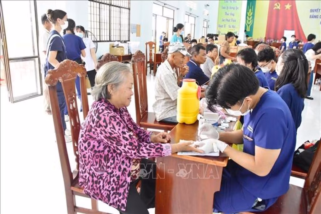 Lấy máu xét nghiệm cho người dân.