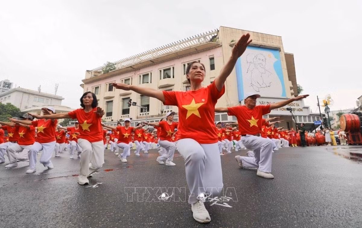 Gần 2.000 người cao tuổi đến từ khắp các quận, huyện của thành phố tham gia Ngày hội rèn luyện sức khỏe người cao tuổi.