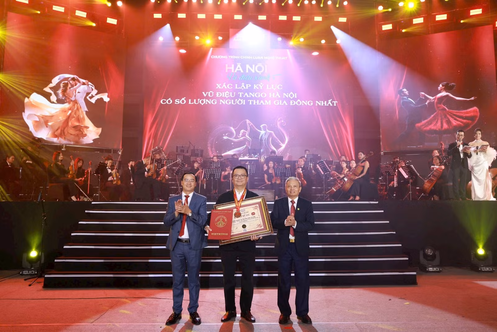 Trao chứng nhận Kỷ lục Việt Nam “Vũ điệu tango Hà Nội có số lượng người tham gia đông nhất” cho Ban tổ chức.