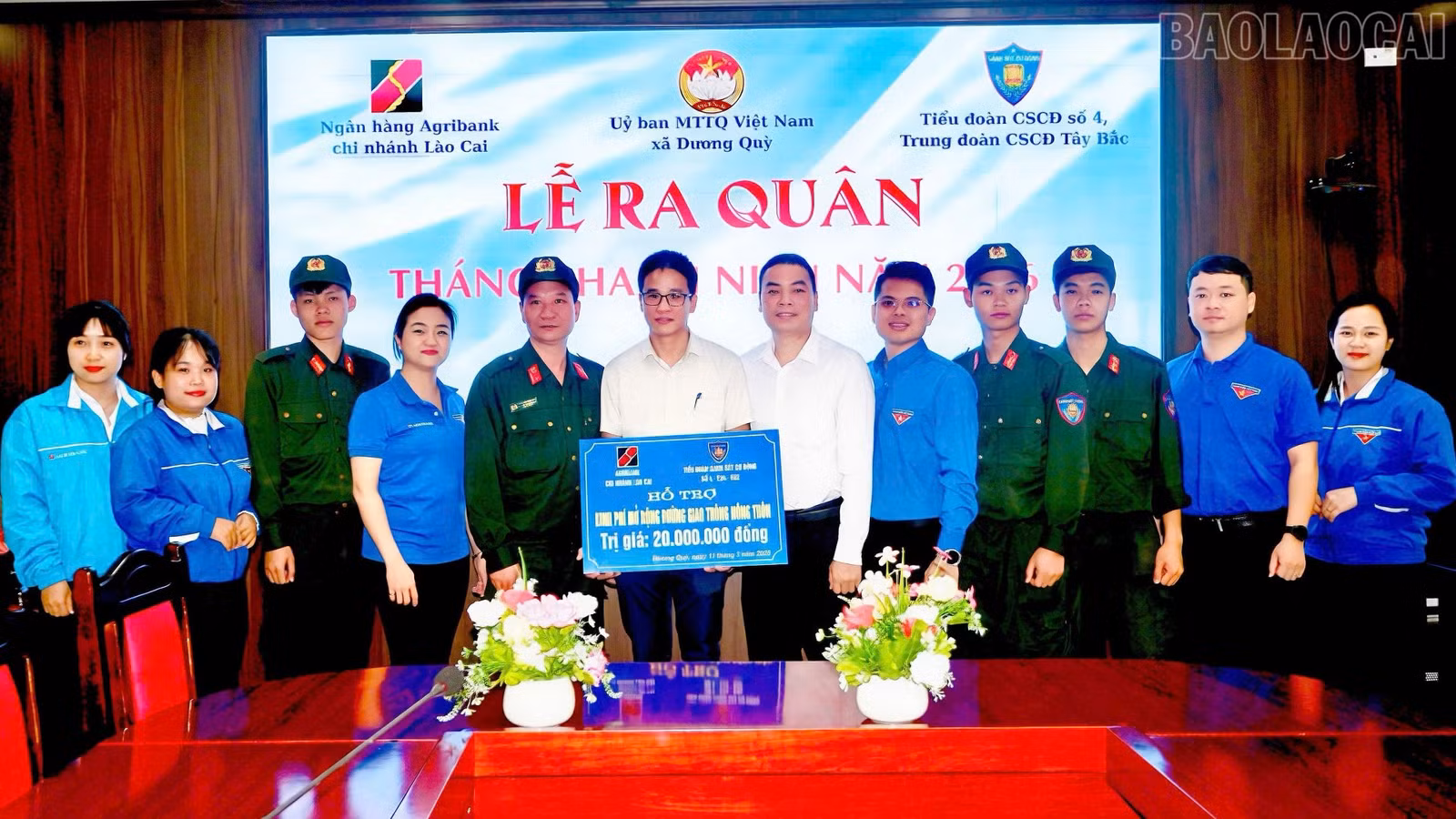 Đại diện Tiểu đoàn Cảnh sát Cơ động số 4, Agribank chí nhánh Lào Cai trao tặng kinh phí hỗ trợ.