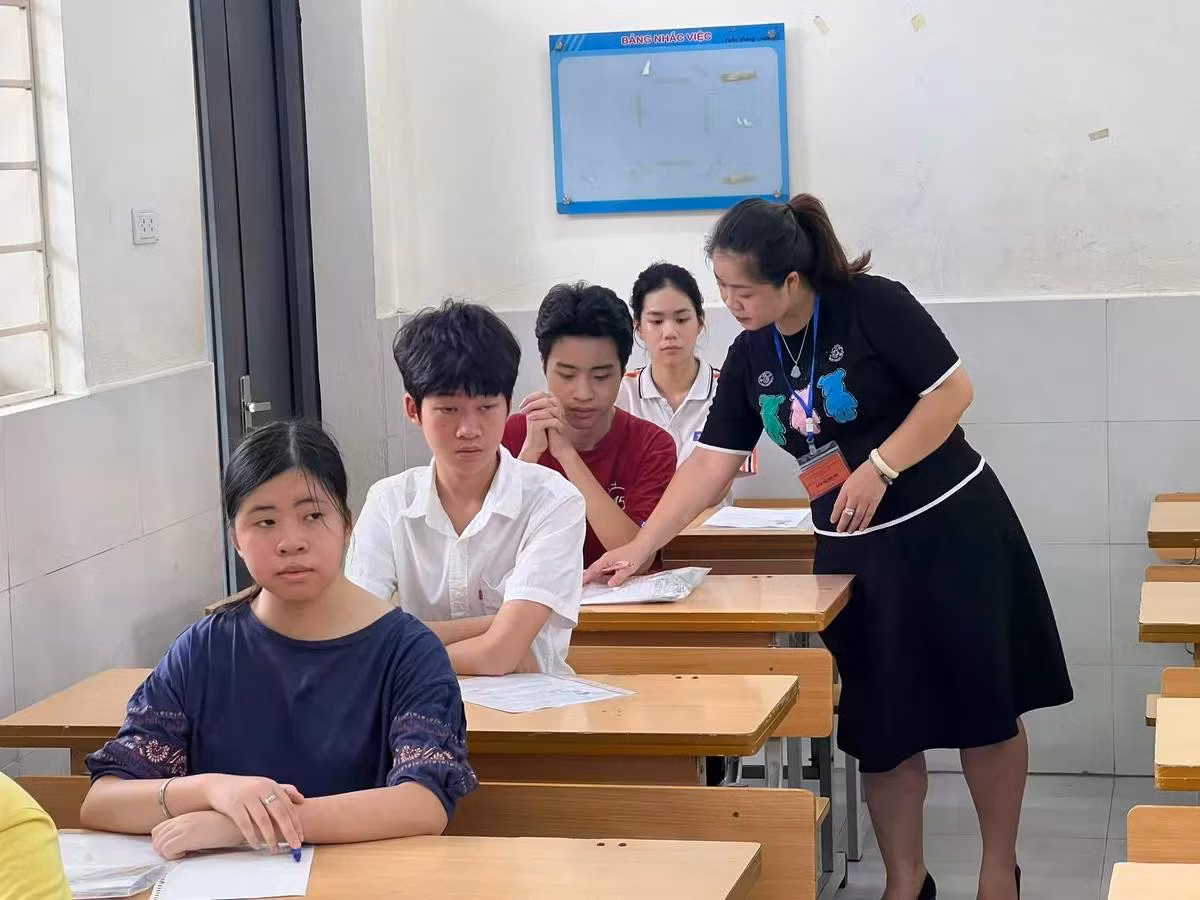 Thí sinh chuẩn bị làm bài thi vào lớp 10.
