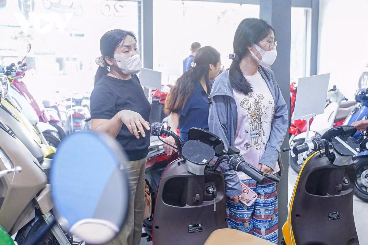 Nhiều người lựa chọn mua xe điện thay cho xe xăng.