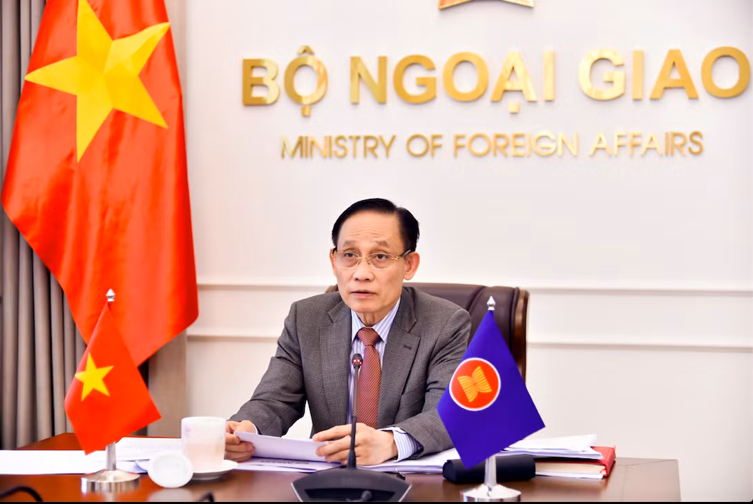 Bộ trưởng Ngoại giao Lê Hoài Trung tại cuộc họp trực tuyến với các Bộ trưởng Ngoại giao ASEAN.