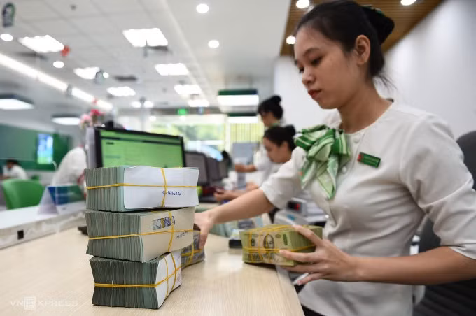 Giao dịch tại một ngân hàng thương mại, tháng 11/2022.