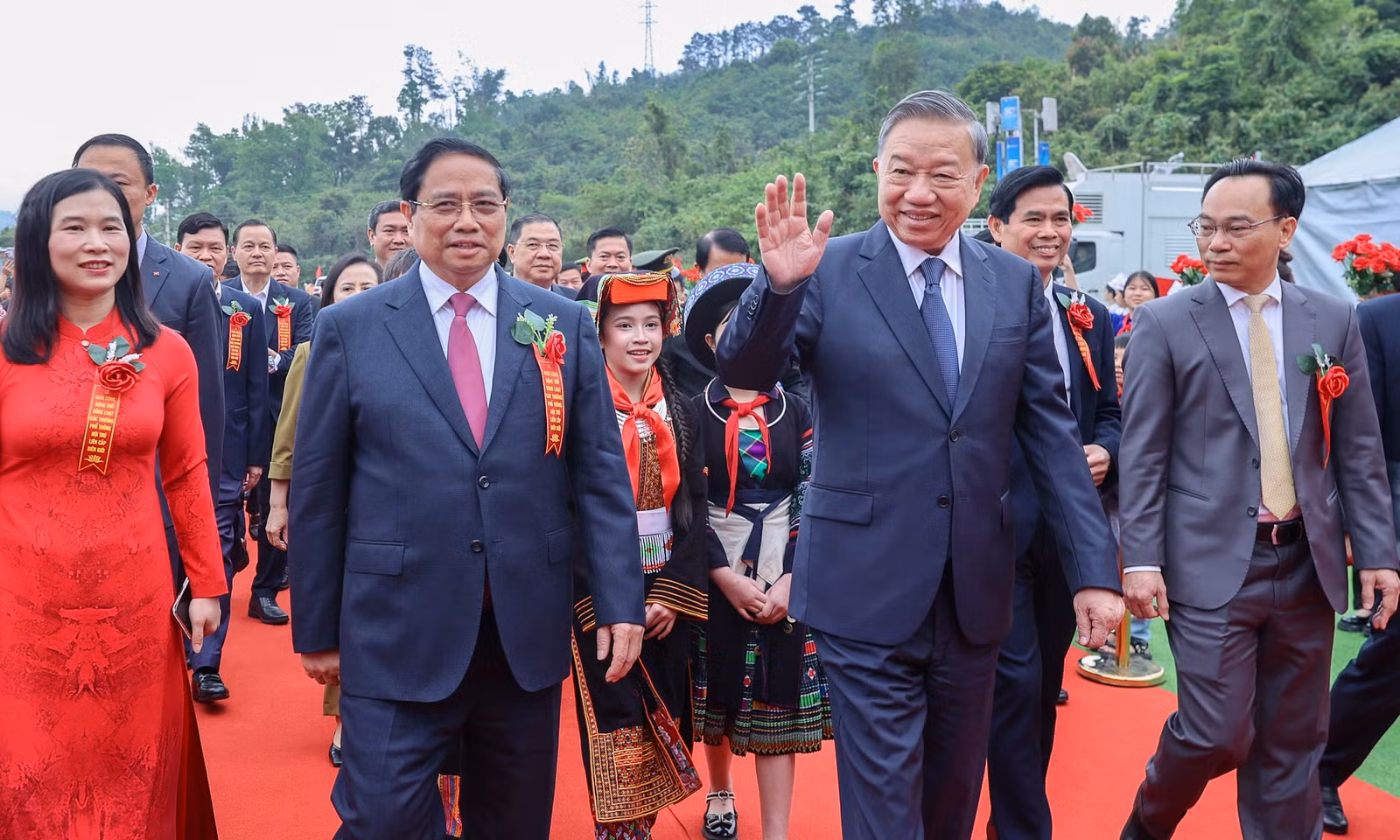 Tổng Bí thư Tô Lâm, Thủ tướng Phạm Minh Chính dự lễ khởi công đồng loạt các trường nội trú liên cấp vùng biên.