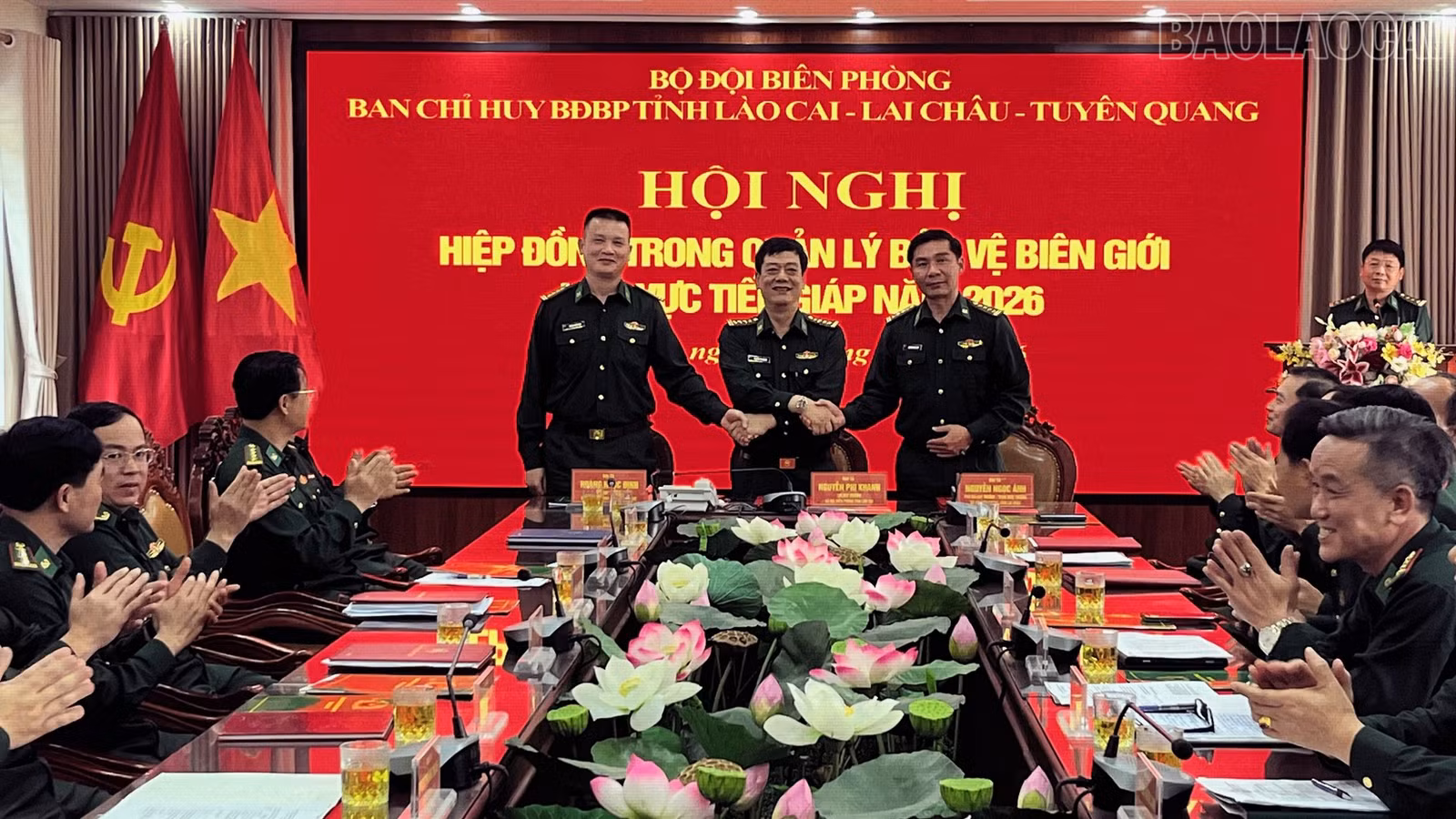 Lãnh đạo Bộ đội biên phòng 3 tỉnh bắt tay đoàn kết.