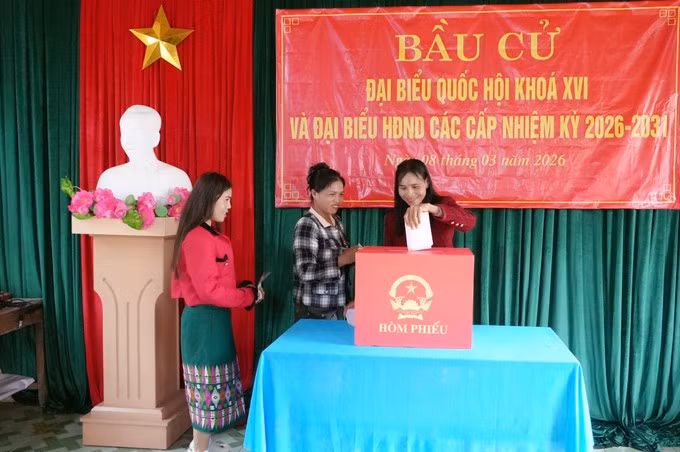 Đồng bào Bru - Vân Kiều bản Nước Đắng, xã Trường Sơn (tỉnh Quảng Trị) nô nức đến các điểm bỏ phiếu tham gia bầu cử sớm đại biểu Quốc hội khóa XVI và đại biểu Hội đồng nhân dân các cấp nhiệm kỳ 2026 - 2031.