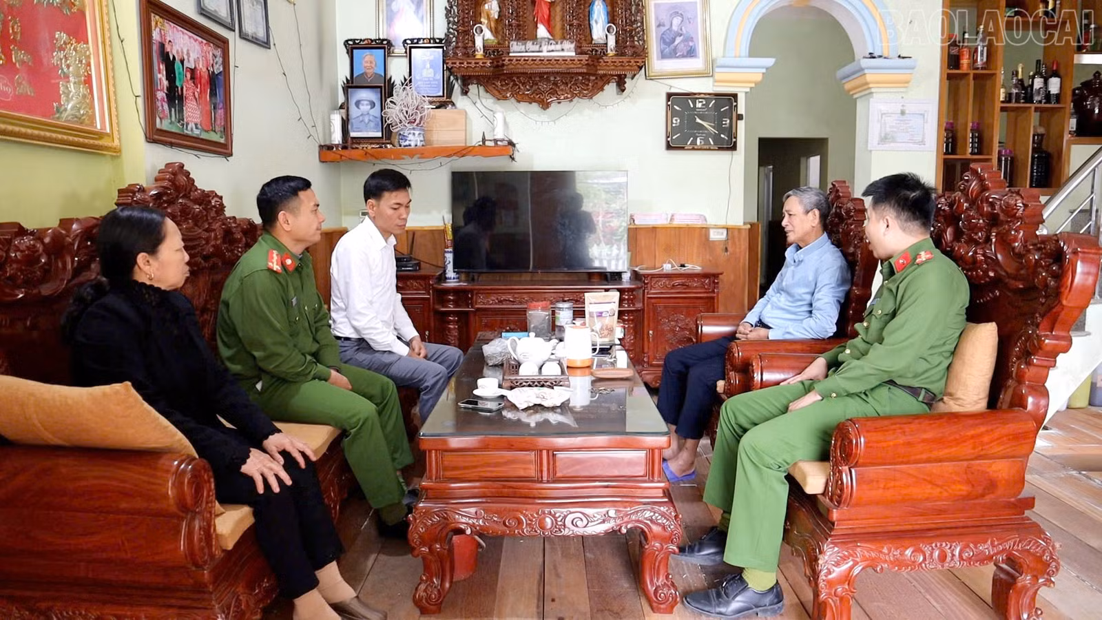 Công an phường Âu Lâu phối hợp với chức sắc, chức việc tuyên truyền, phổ biến các quy định của pháp luật liên quan đến công tác bảo đảm an ninh trật tự trong thời gian diễn ra bầu cử cho đồng bào công giáo.