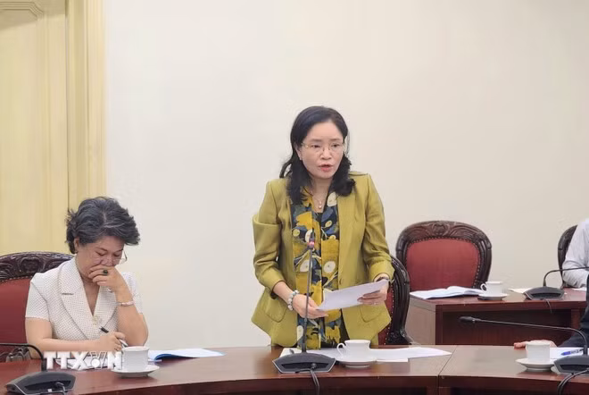 Bà Trịnh Thị Thủy, Thứ trưởng Bộ Văn hóa, Thể thao và Du lịch báo cáo tại cuộc họp.