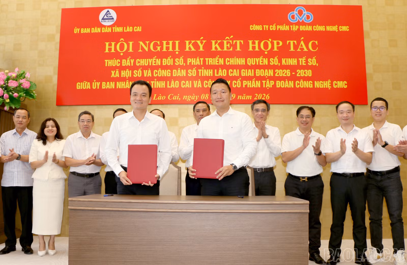 Đồng chí Giàng Quốc Hưng - Phó Chủ tịch UBND tỉnh và ông Đặng Tùng Sơn - Phó Chủ tịch EVP Tập đoàn, Tổng Giám đốc Tập đoàn, Chủ tịch CMC TS ký Bản ghi nhớ hợp tác.