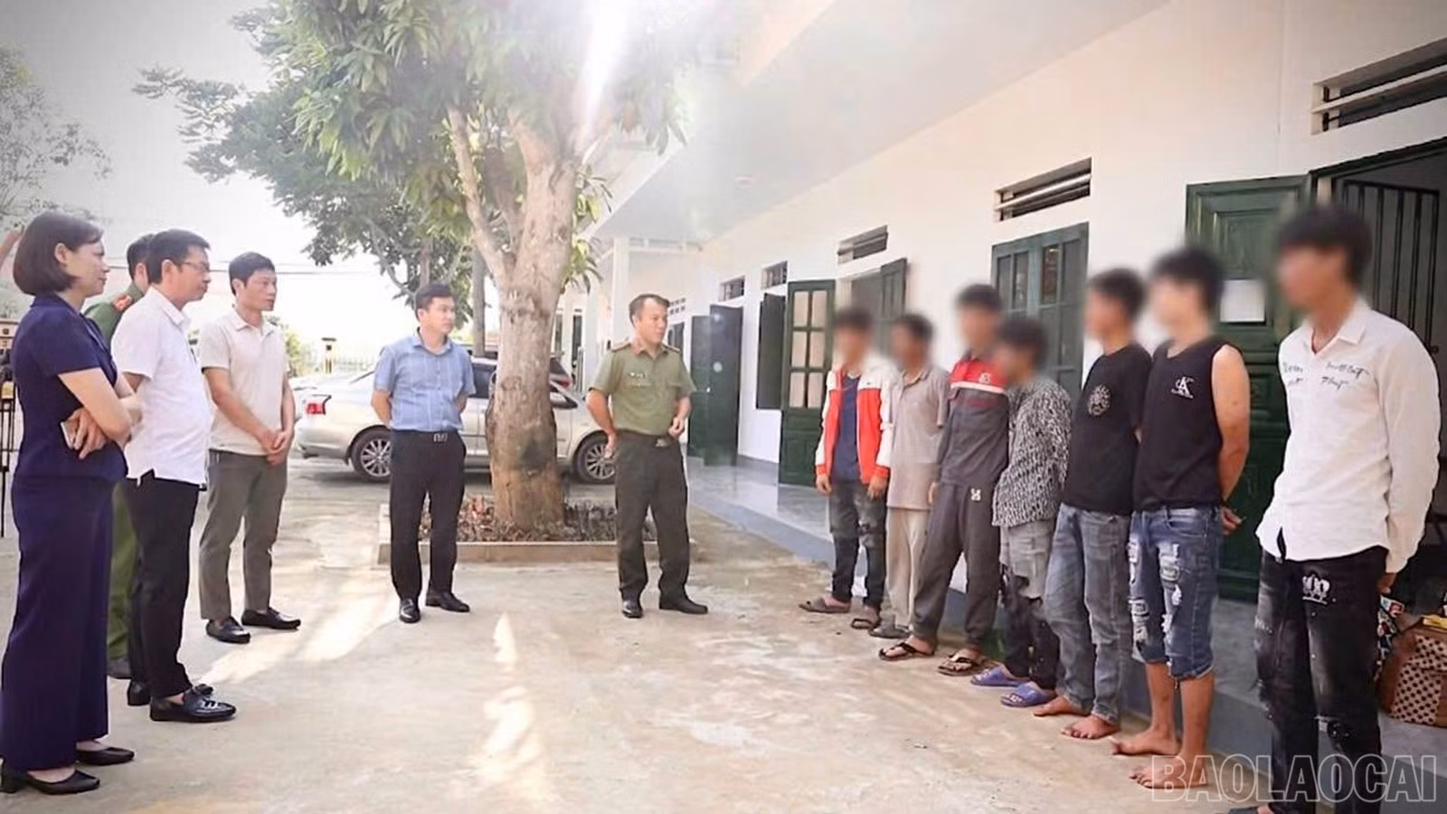 Lãnh đạo phường trực tiếp thăm hỏi, động viên các đối tượng nghiện yên tâm cai nghiện.