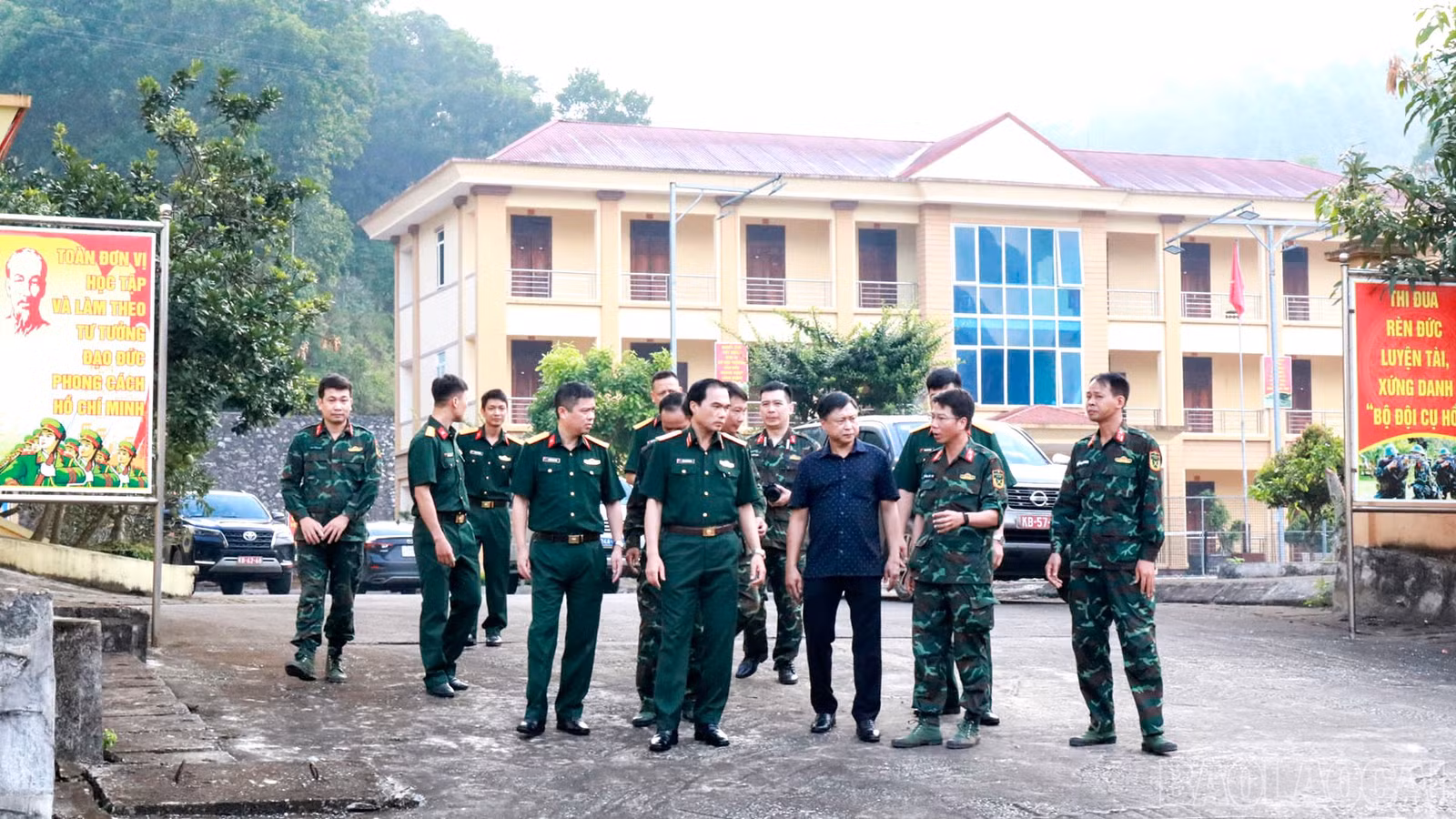 Thiếu tướng Đặng Quốc Đồng thăm hỏi, động viên Đội tìm kiếm, quy tập hài cốt liệt sĩ tại xã Bát Xát.