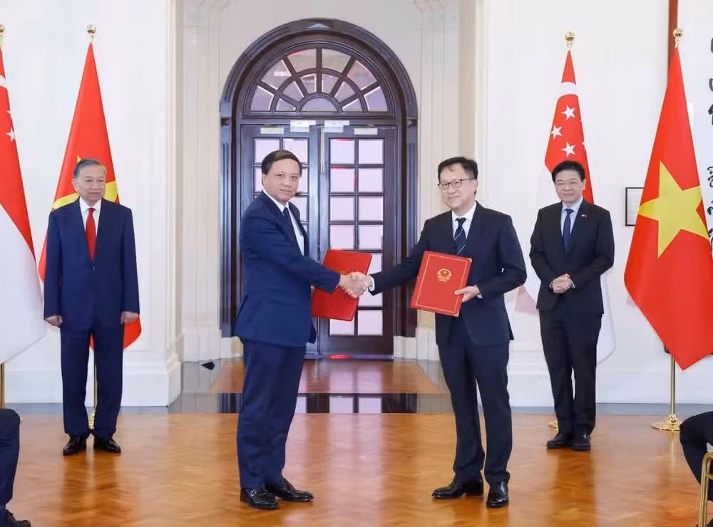 Tổng Bí thư, Chủ tịch nước Tô Lâm và Thủ tướng Singapore Lawrence Wong chứng kiến Lễ trao các văn kiện hợp tác giữa hai nước.