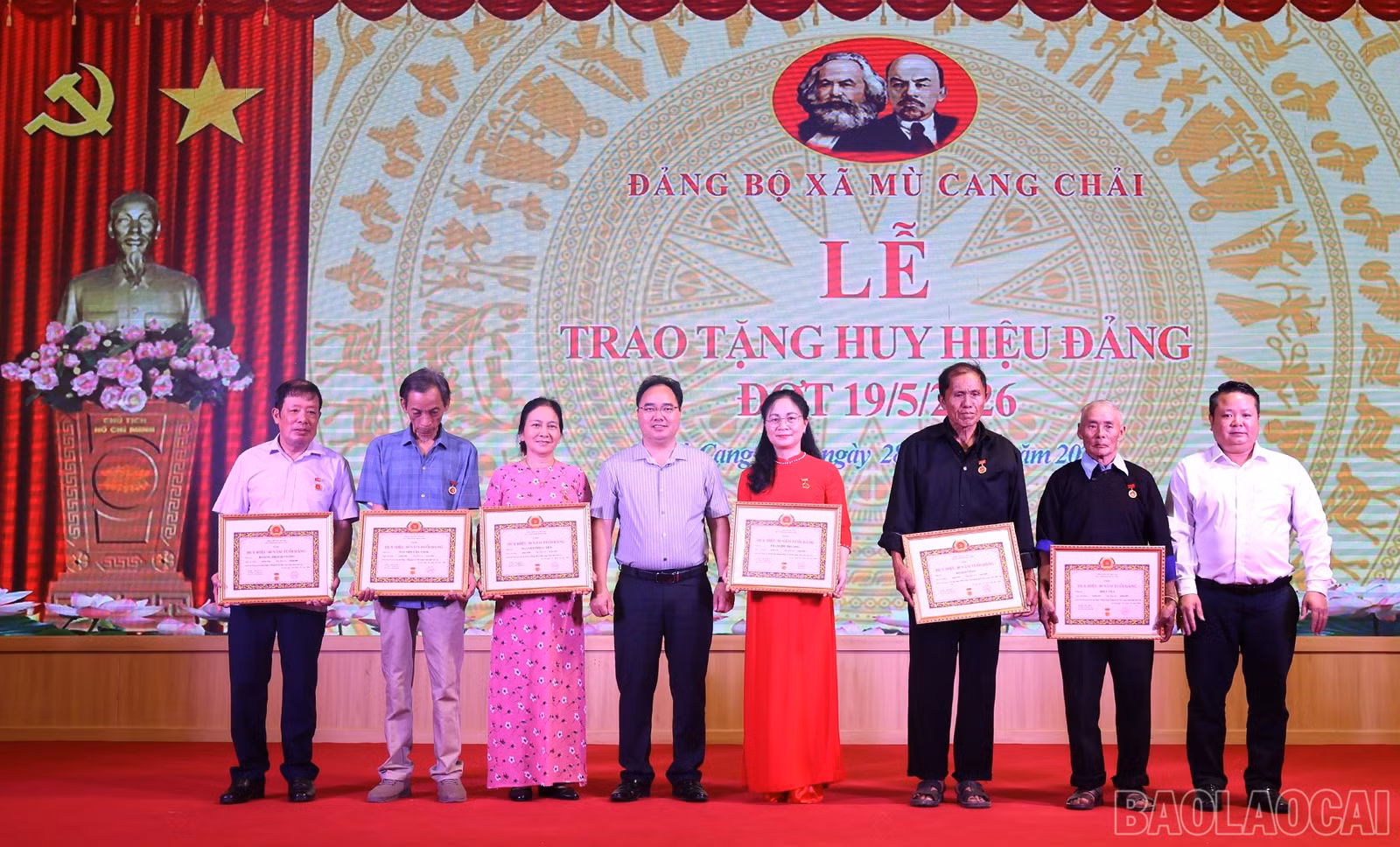 Lãnh đạo Đảng ủy xã Mù Cang Chải trao, truy tặng Huy hiệu Đảng cho các đảng viên.