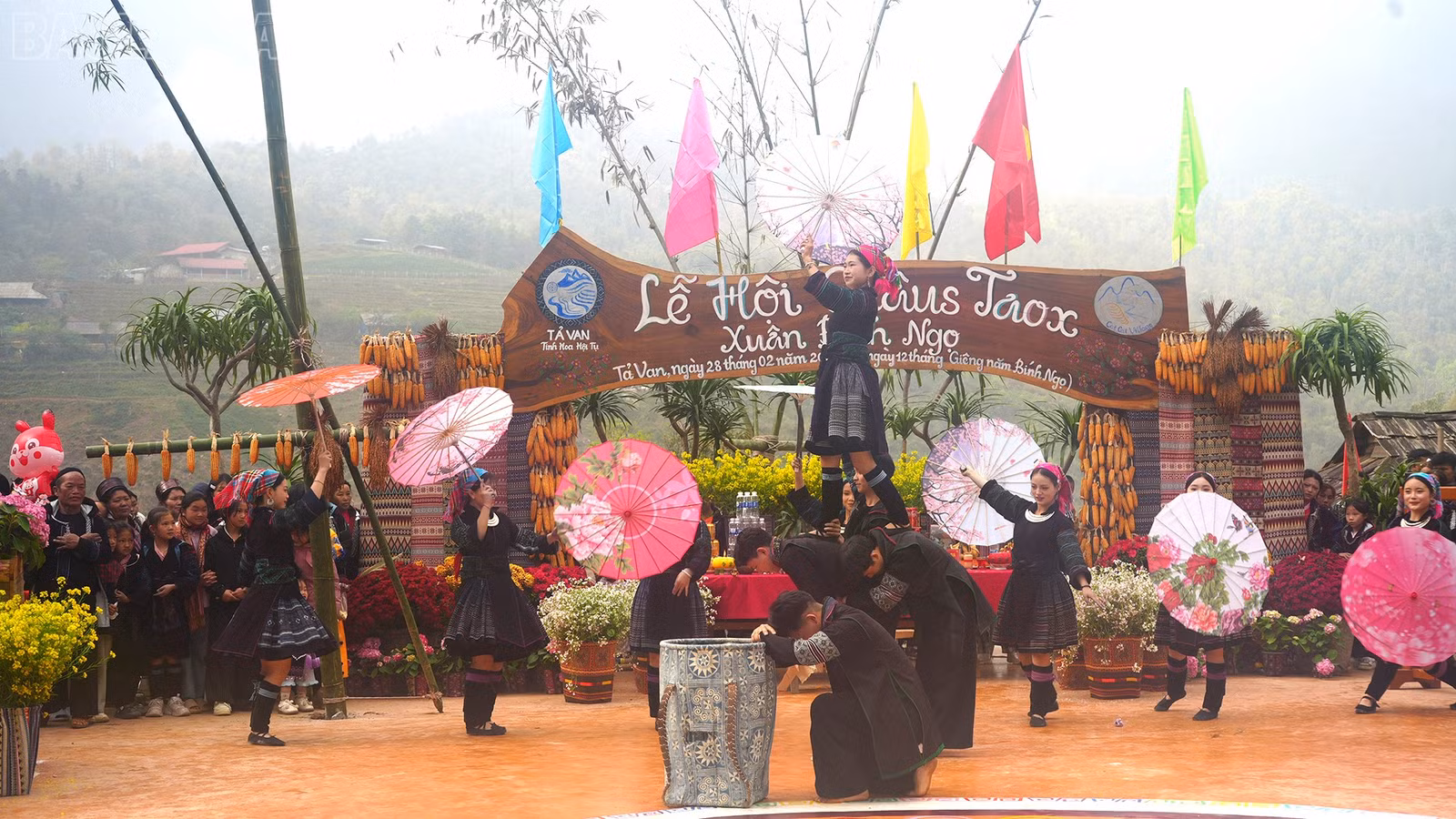 Các tiết mục văn nghệ do đội văn nghệ Cát Cát và học sinh Trường Phổ thông dân tộc bán trú Tiểu học Lao Chải biểu diễn tại lễ hội.