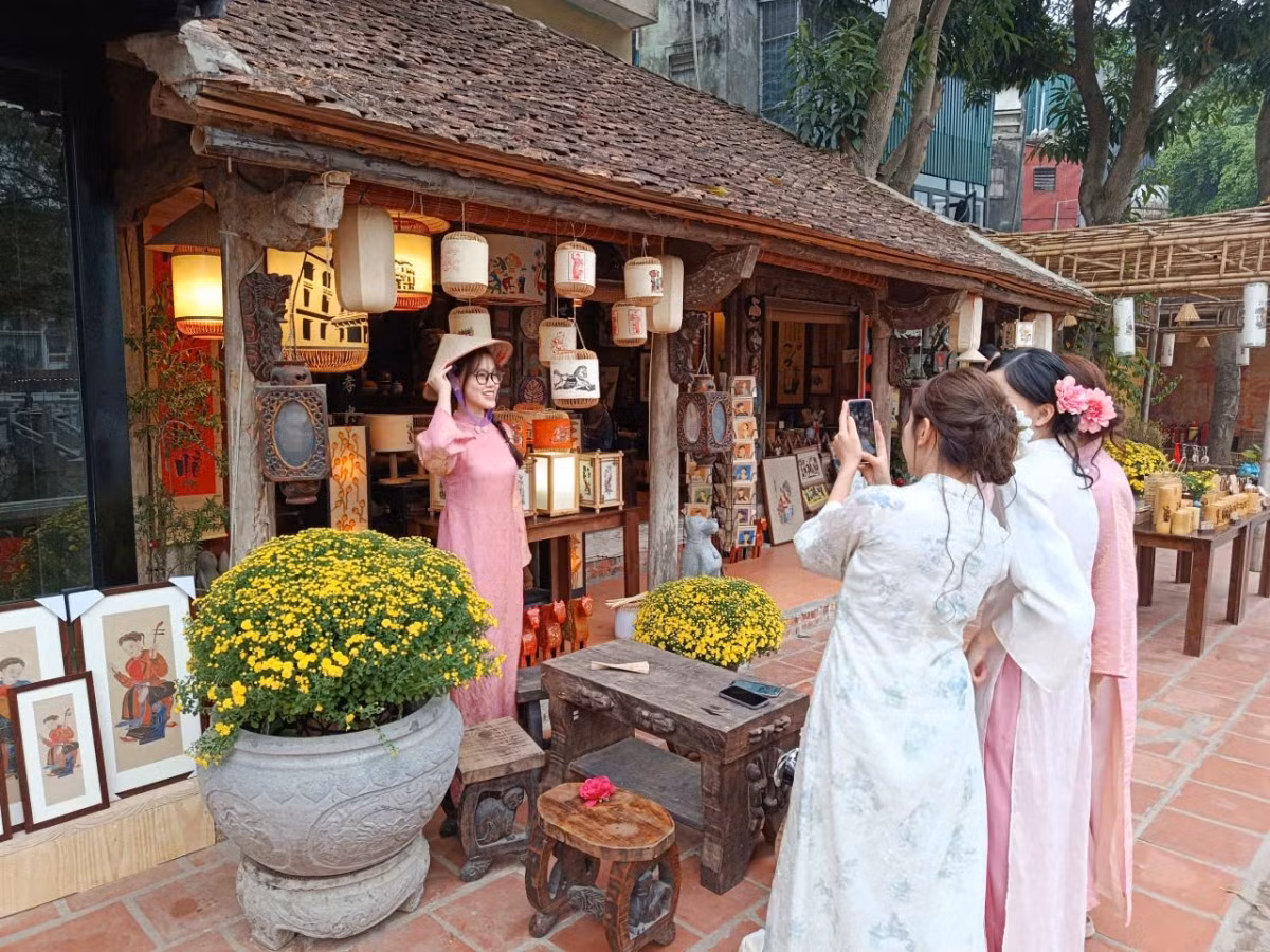 Trong dịp Tết, nhiều bạn trẻ diện áo dài cách tân, dạo quanh các điểm văn hóa nổi bật ở Hà Nội để chụp ảnh và trải nghiệm không khí xuân