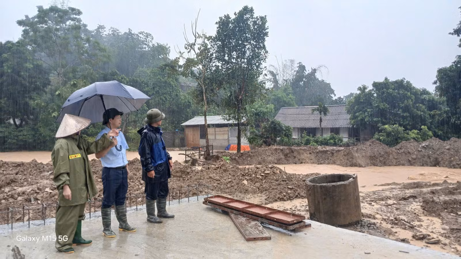 Lãnh đạo phường có mặt để kiểm tra chỉ đạo công tác khắc phục mưa lũ.