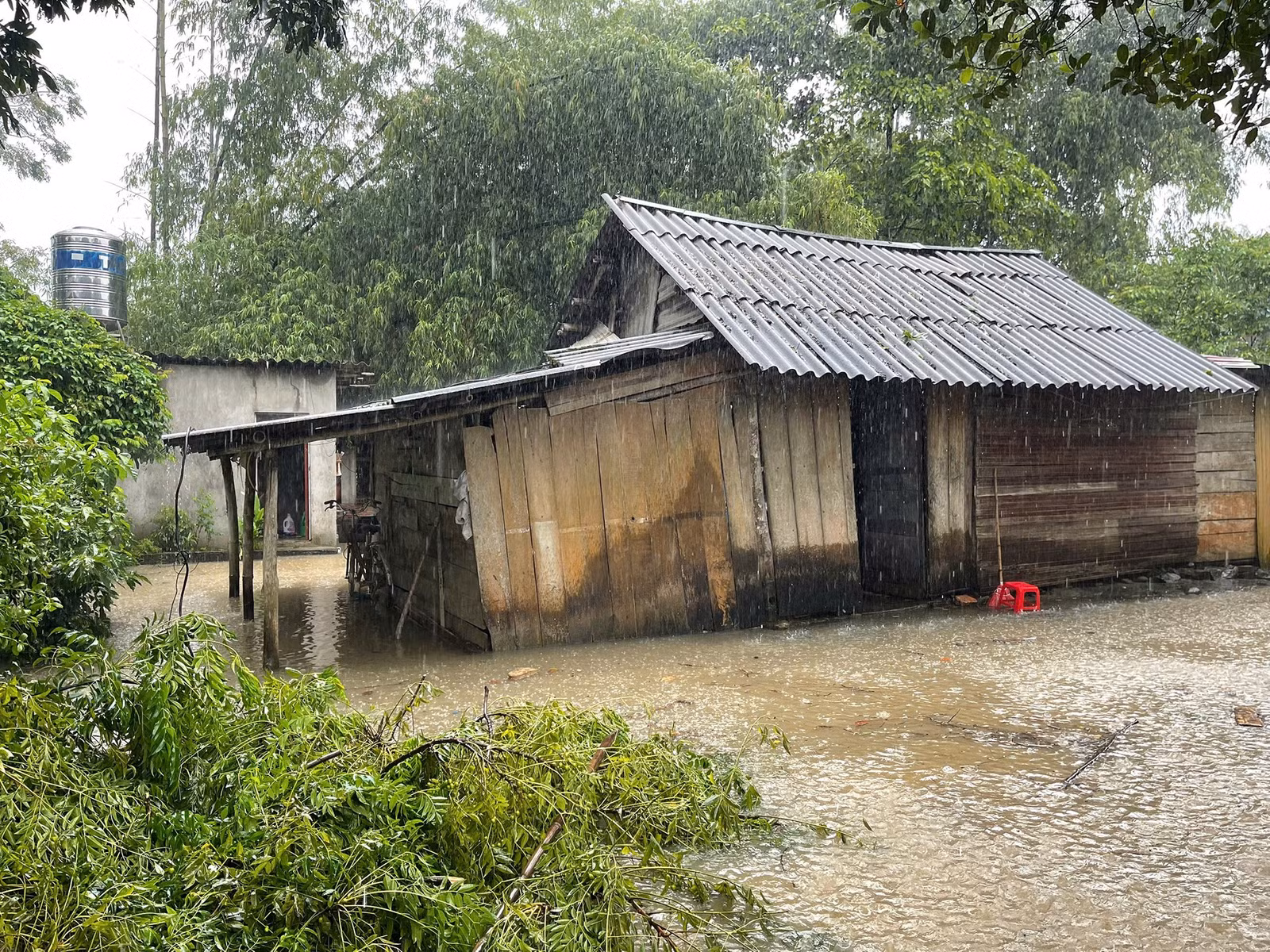 Một nhà dân bị nước tràn vào nhà.