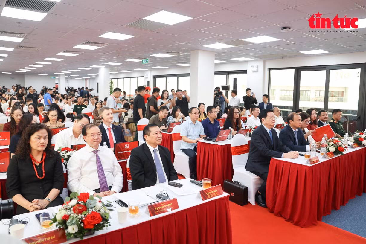 Các đại biểu tham dự chương trình.