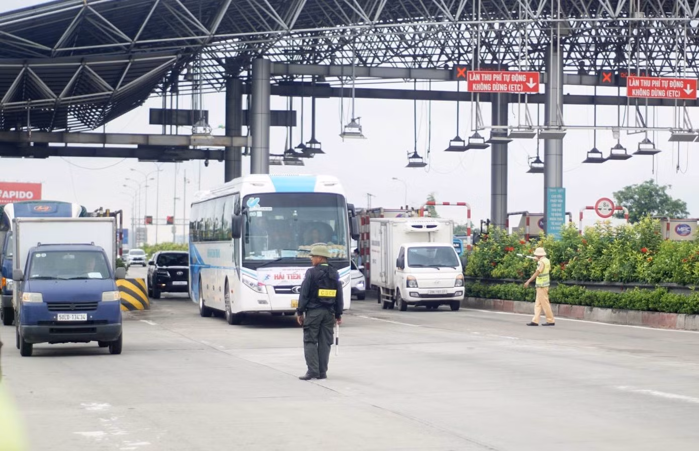 Lực lượng CSGT phân luồng trên tuyến cao tốc.